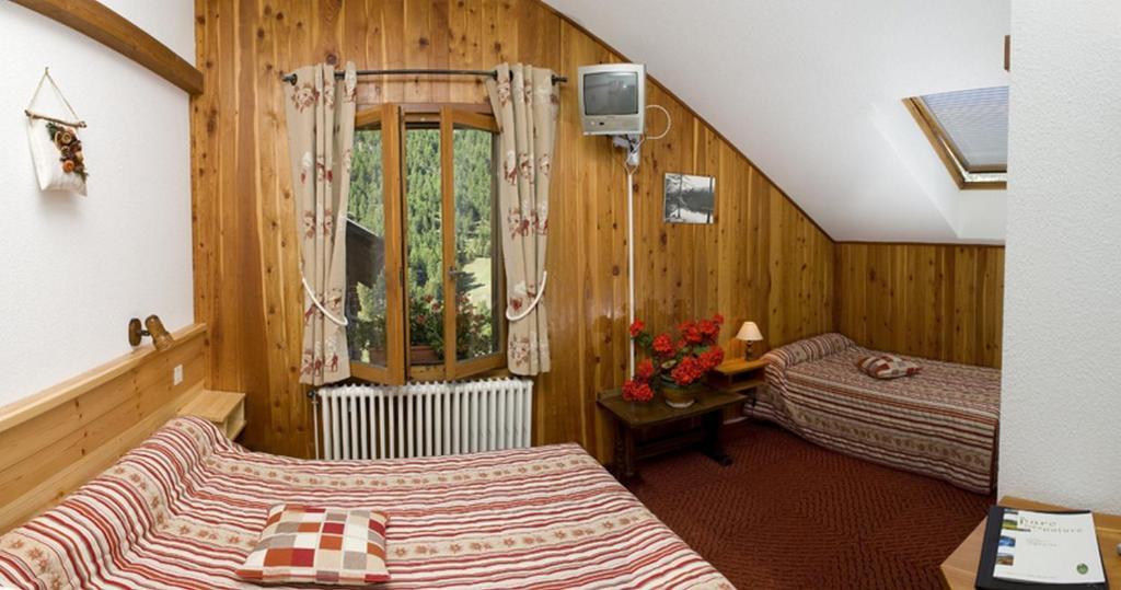 Hotel Le Chamois Logis Molines-en-Queyras Oda fotoğraf